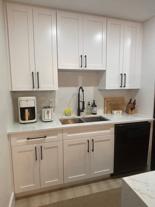 Building Photo - 8003 Somerset Ln