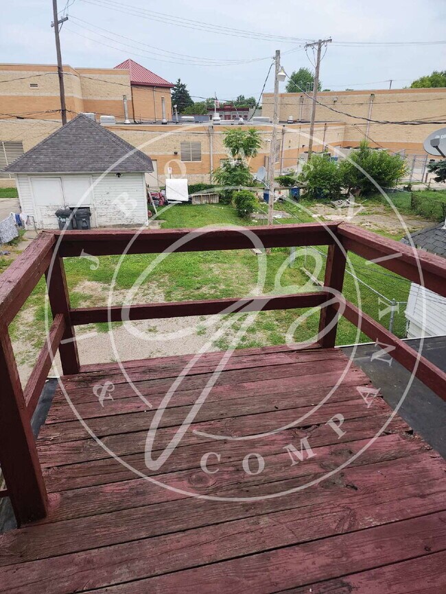 Building Photo - 2nd floor Studio: Cozy 400 Sq Ft Space. El...