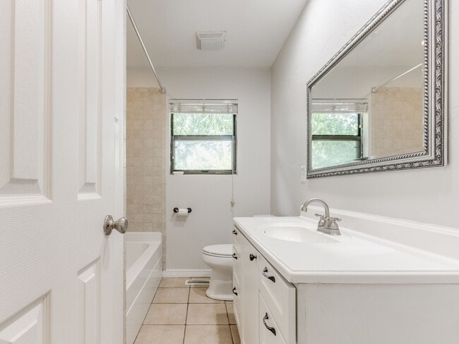 Building Photo - 3 Bedroom 1 Bath Home w/ 2 car garage in Shawnee