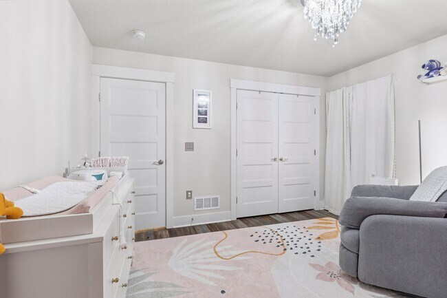 Building Photo - Stunning 6 Bed, 3 Bath Heritage Hills Home | 3-Car Garage | Walk-Out Basement