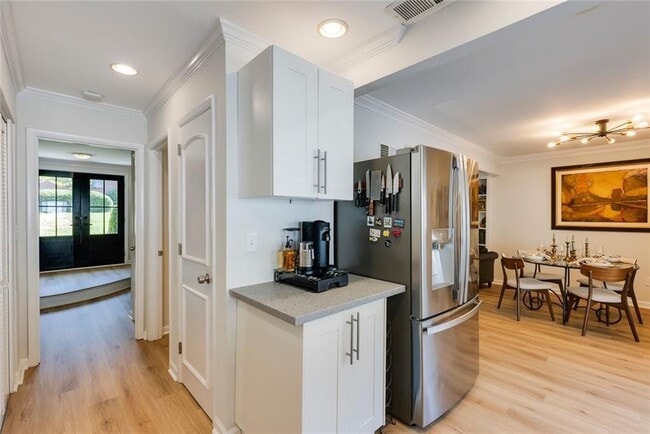 Building Photo - 7090 Stonington Dr NE