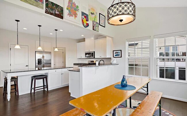 Building Photo - Beautifully maintained SFH in convenient F...