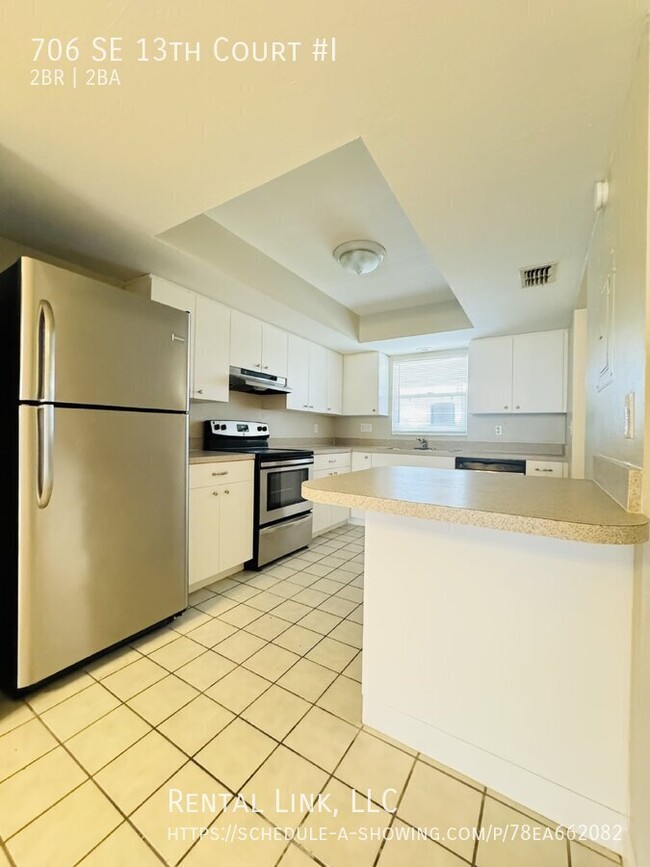 Building Photo - 706 SE 13th Ct