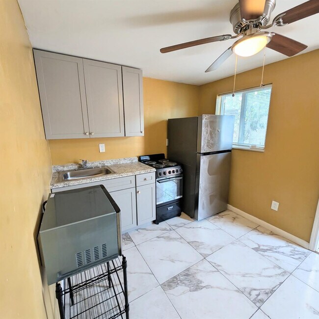 Building Photo - 2534 NW 73rd Ave