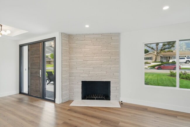 Building Photo - Stunning Home for Entertaining in Highly S...