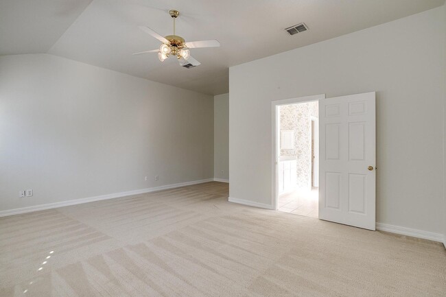 Building Photo - Amazing Town Home in Arlington Heights- We...