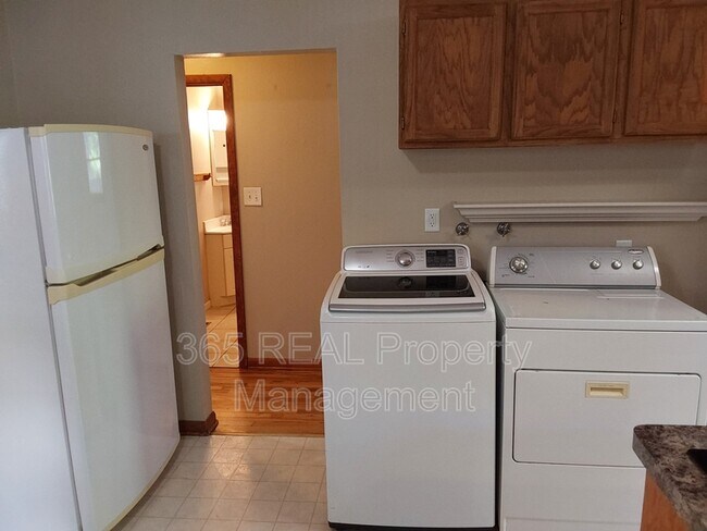 Building Photo - 1130 W Myrtle St