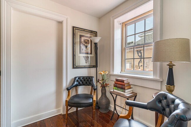 Building Photo - 342 King St