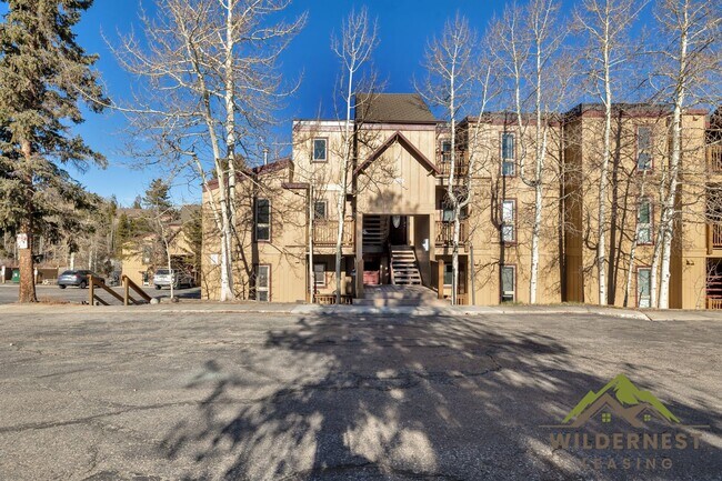 Building Photo - Fully Updated 3 Bedroom/ 3 Bath Peaceful C...