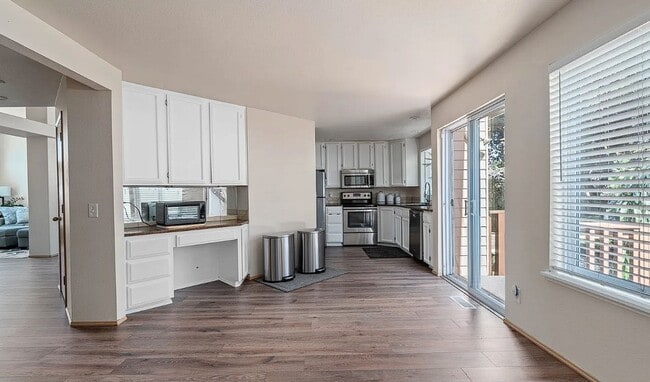 Building Photo - Updated Kent home with outstanding backyard