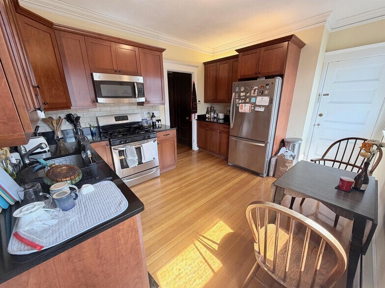 Building Photo - 54 College Ave