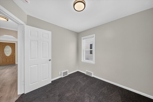 Building Photo - Charming 3-Bedroom Bungalow for Rent in Lincoln Park