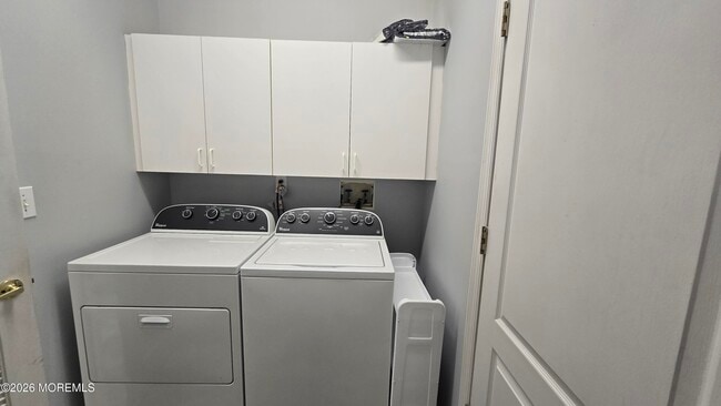 Building Photo - 16 Golden Willows Ave