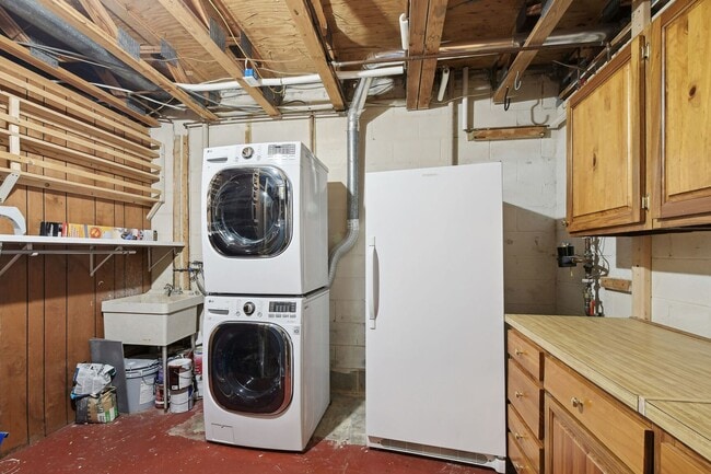 Building Photo - Reston-Renovated 3 BR / 2 BA / 2 1/2 BA En...