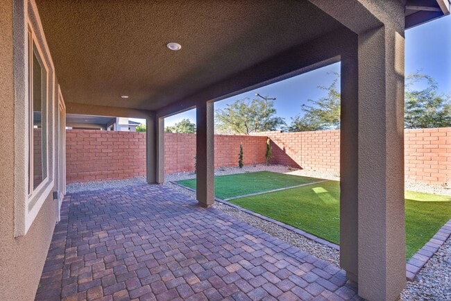 Building Photo - Single family home in ideal Summerlin location with open great room style kitchen and living area.