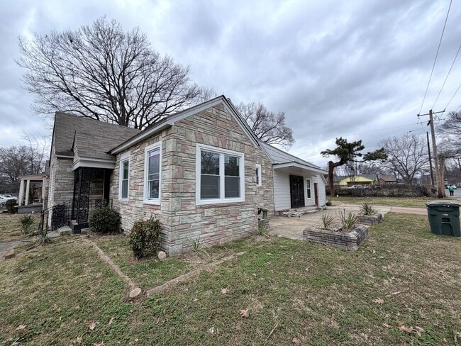 Building Photo - Cozy 3 Bedroom Home Ready for Move In!!