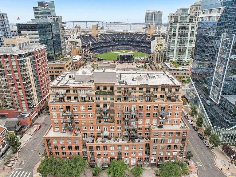 building - 877 Island Ave