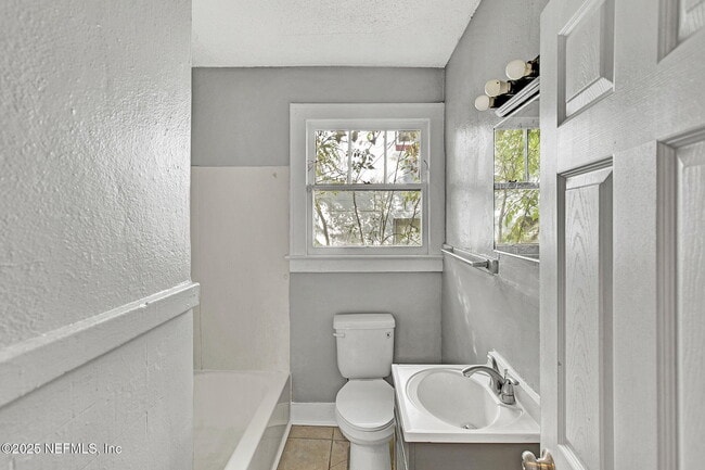 Building Photo - 1431 W 26th St