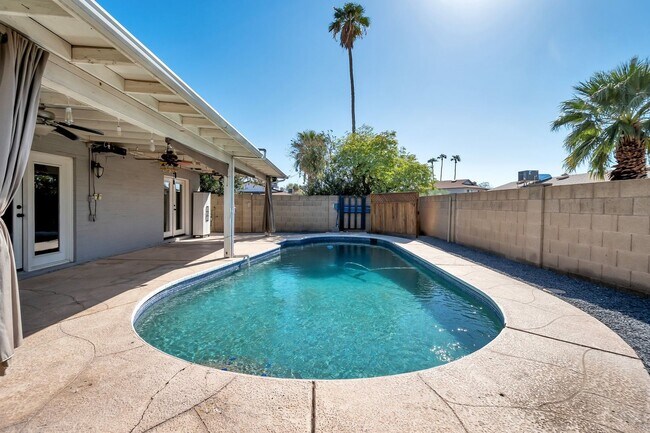 Building Photo - Amazing Tri-level close to ASU with Pool