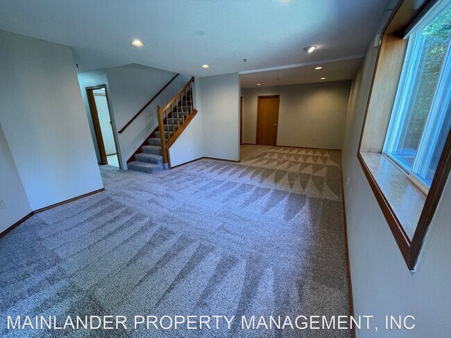 Building Photo - 3 br, 2.5 bath House - 2438 SOUTHSLOPE WAY