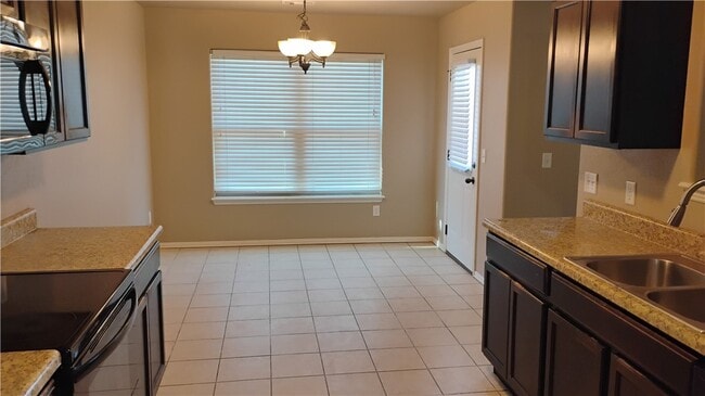 Building Photo - 100 Willow Dr