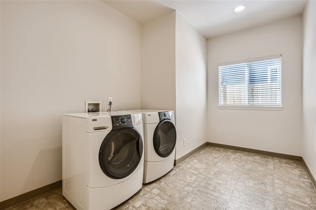 Building Photo - Spacious 4-Bedroom Home in Kenmore | Priva...