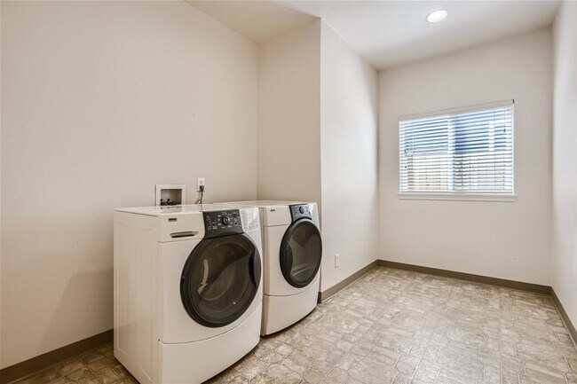 Building Photo - Spacious 4-Bedroom Home in Kenmore | Private Greenbelt Setting + Landscaping Included