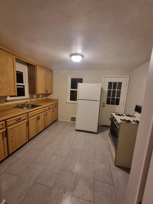 Building Photo - Spacious Newly Renovated 3BD 1 1/2BA House