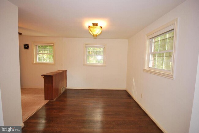 Building Photo - 10720 Tenbrook Dr