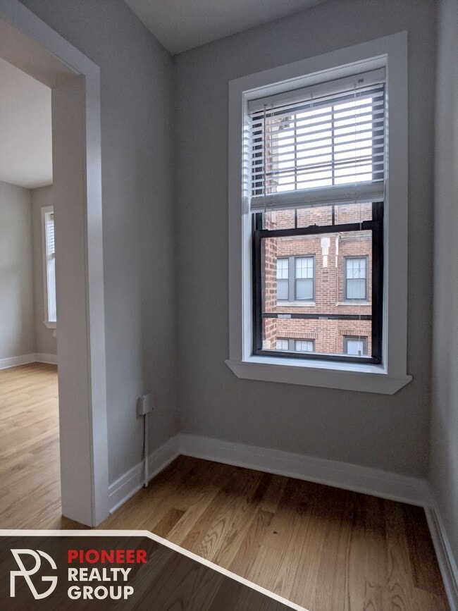 Building Photo - 4419 N Wolcott Ave