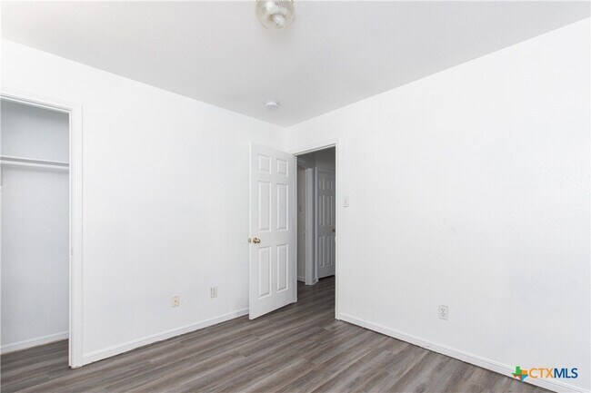 Building Photo - 4207 Primrose Dr