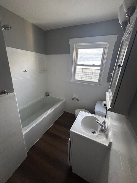 Building Photo - 1609 Kenneth Ave