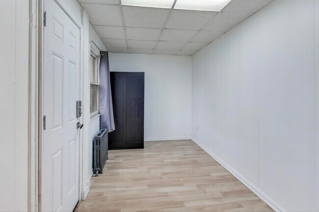 Building Photo - 902 S Claremont Ave