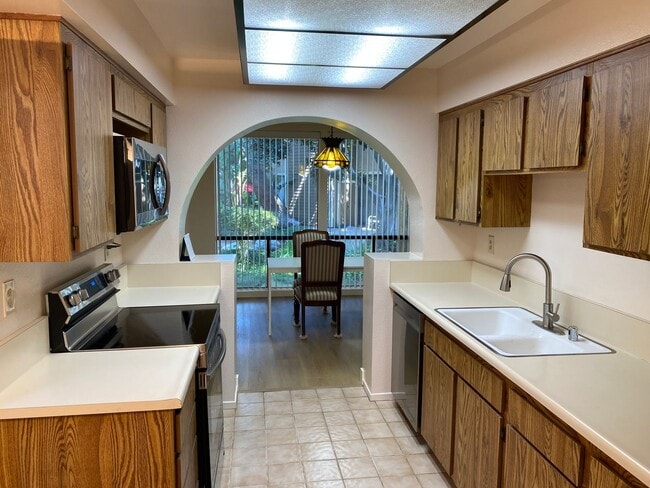 Building Photo - Irvine: 2-story townhome with attached 2 c...