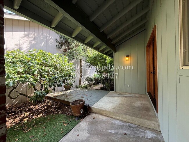Building Photo - 13540 SW Hyland Park Ct