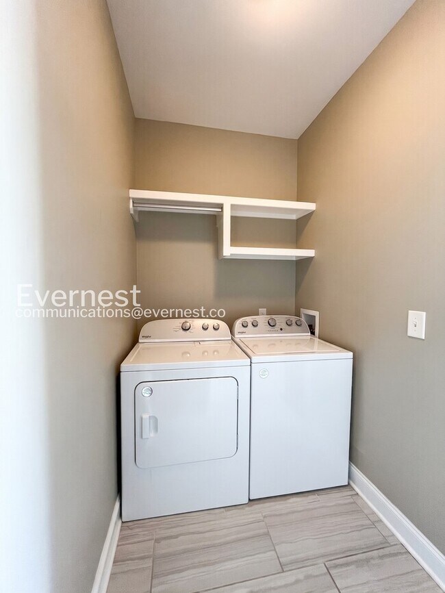 Building Photo - Spacious 3-Bed/3.5 Bath Townhome/ Available Now!
