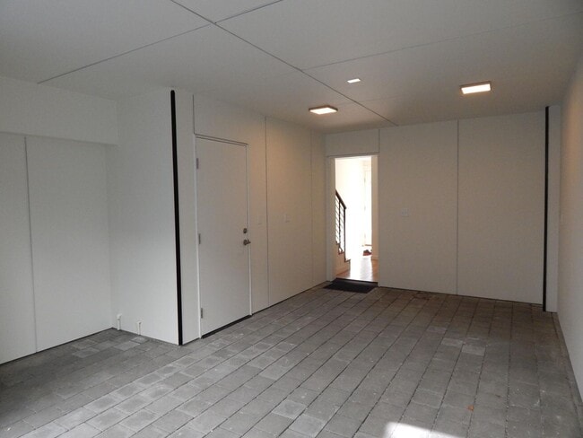 Building Photo - 3 bd 2 bath Lower Queen Anne townhouse, close to SPU