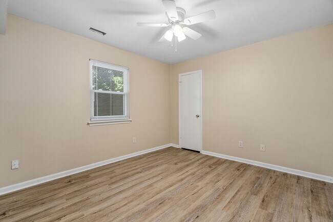 Building Photo - 4117 Rainbow Dr