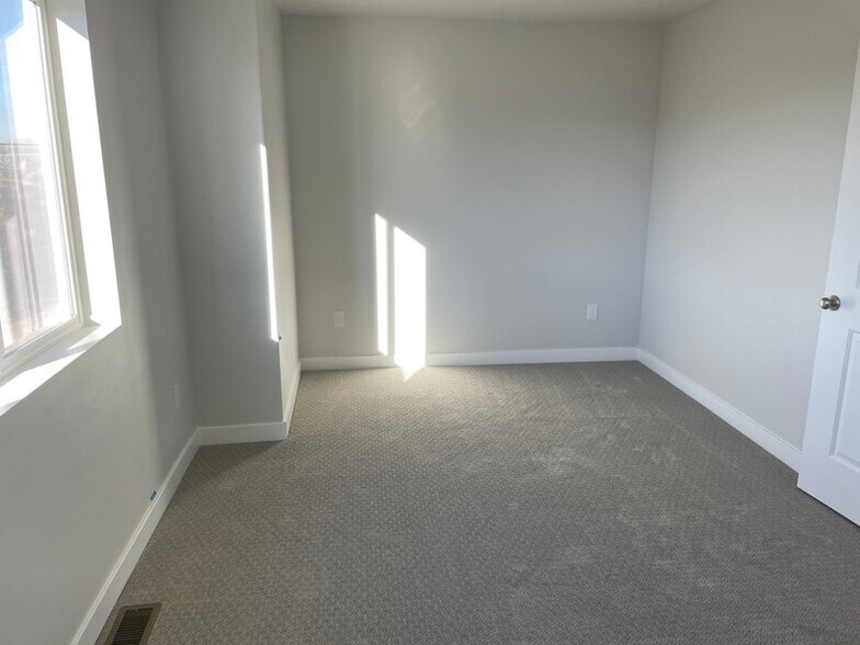 Building Photo - 15046 S Wild Horse Wy