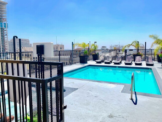 Building Photo - Top floor modern crafted spacious 1 Bed + ...