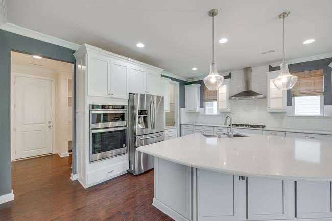 Building Photo - Gorgeous 4 bed 3.5 bath French country hom...
