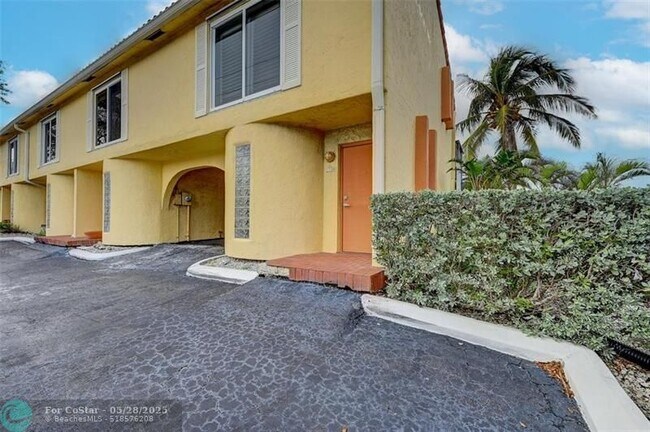 Building Photo - 1800 N Ocean Dr