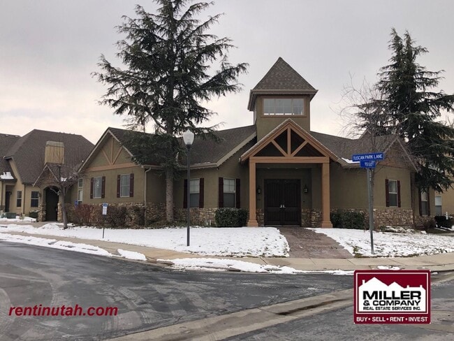 Building Photo - Beautiful townhouse in The Cottages at 9th!