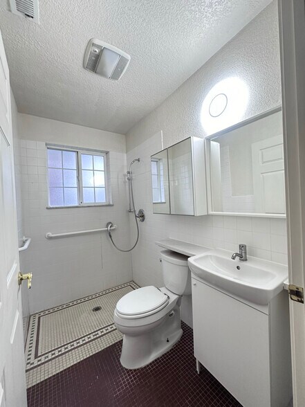 Building Photo - 3100 SE 122nd Ave