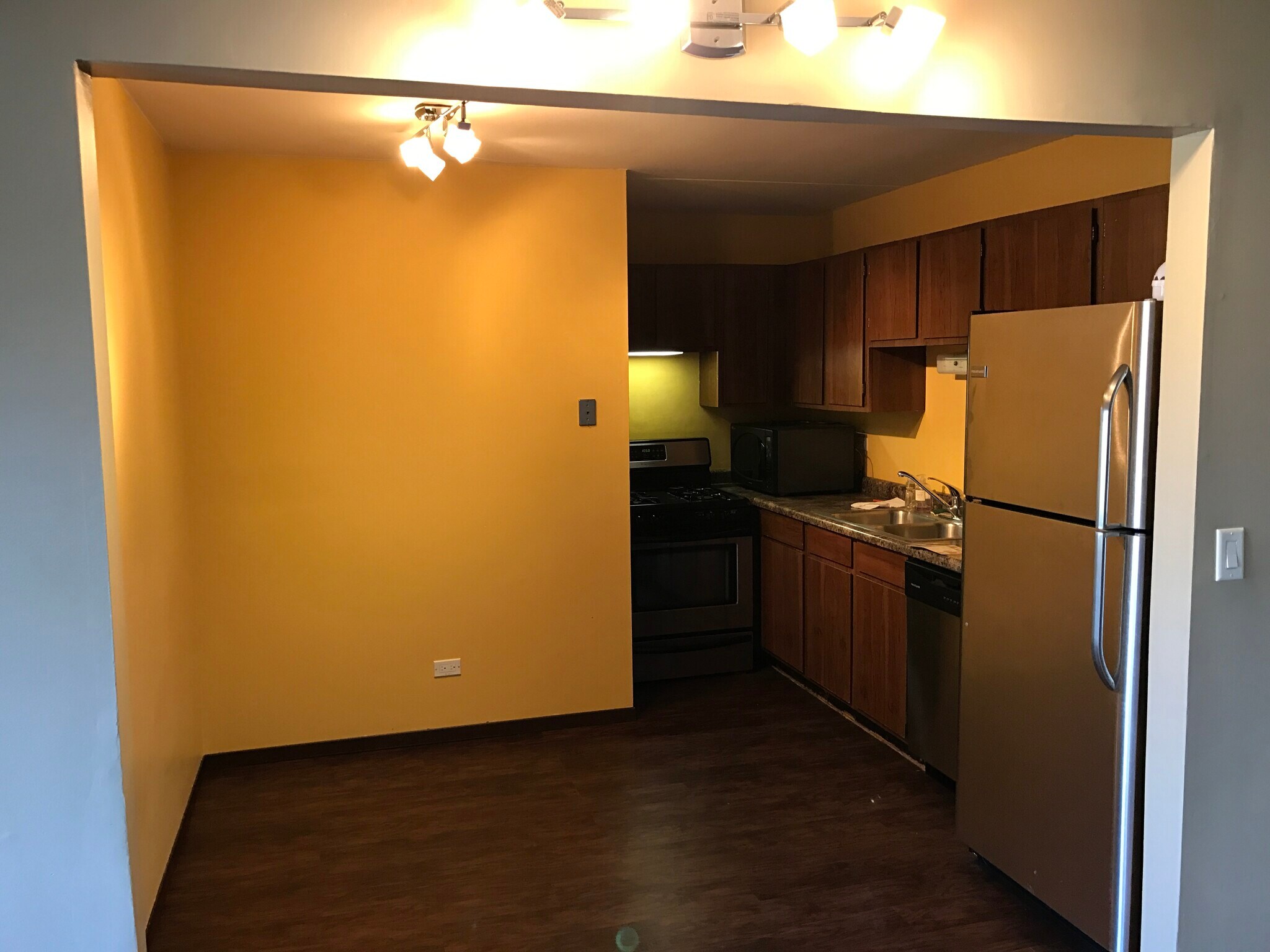 Building Photo - 2512 Waterbury Dr