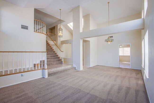 Building Photo - Beautiful 3Bed/3Bath cul-de-sac home located  in The Lakes Community with a sparkling pool and spa!