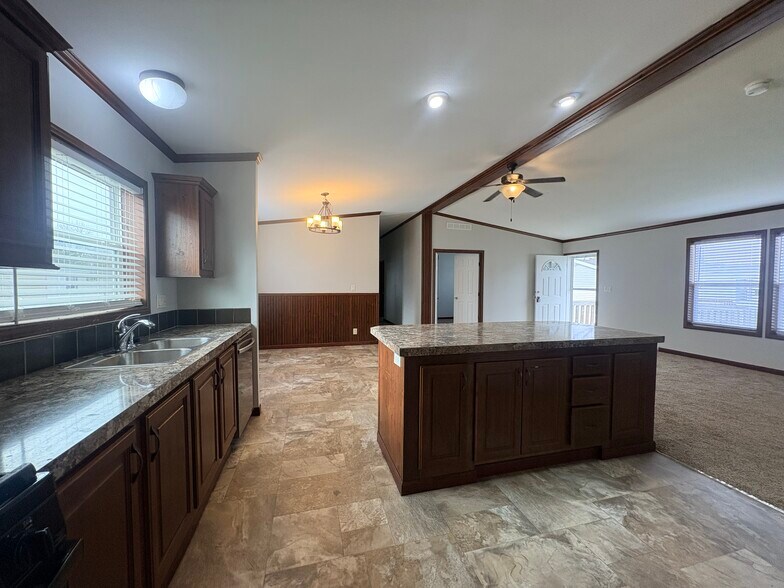 Building Photo - 2121 Four Seasons Dr