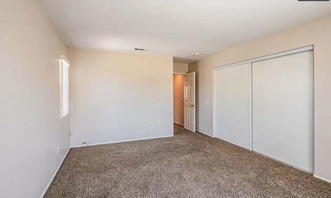 Building Photo - Gorgeous Four Bedroom Three Bathroom Home in Winchester