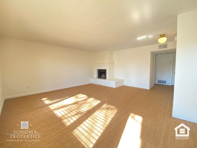 Building Photo - Ground Floor Condo on Sonoma's East Side