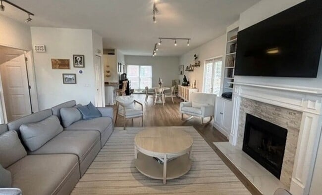 Building Photo - Beautiful 3 bedroom townhome in Harbor Park!